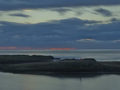 Die Abendsonne taucht den Horizont über einer ruhigen