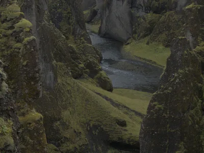 Ein gewundener Fluss fließt durch eine schmale