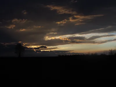 Ein schmaler Streifen goldenen Abendlichts durchbricht