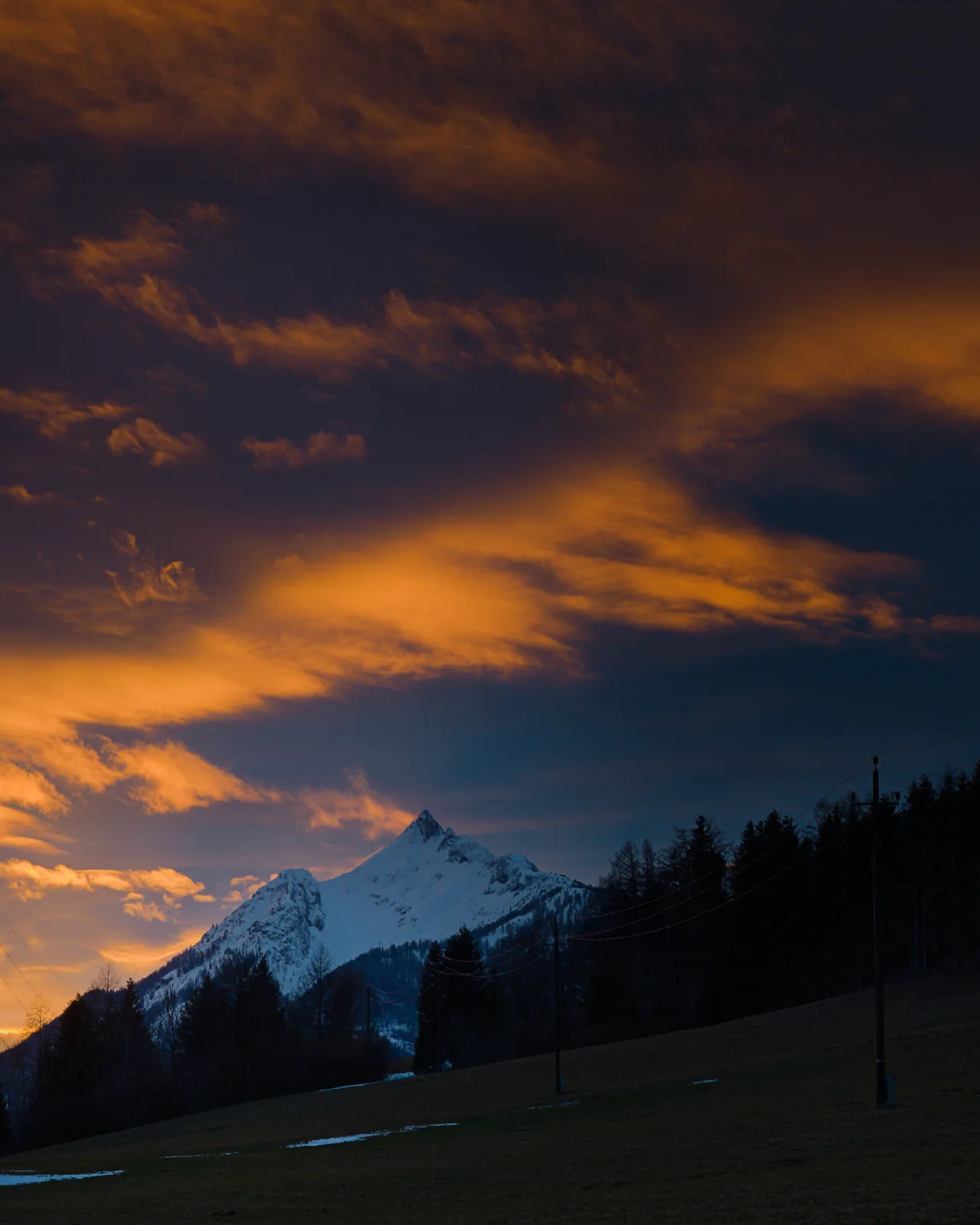 Glühend orangefarbene Wolken ziehen über einen