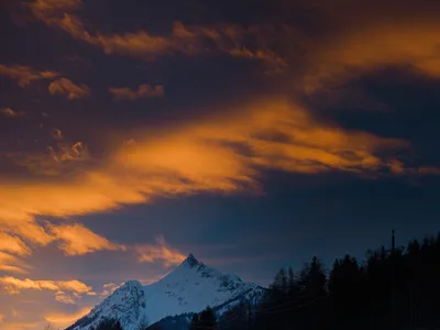 Glühend orangefarbene Wolken ziehen über einen
